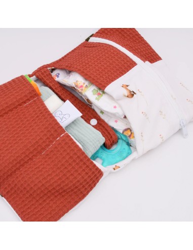 Windeltasche "Kleine Füchse" – Dein Wickel-Organizer für unterwegs - Nahaufnahme
