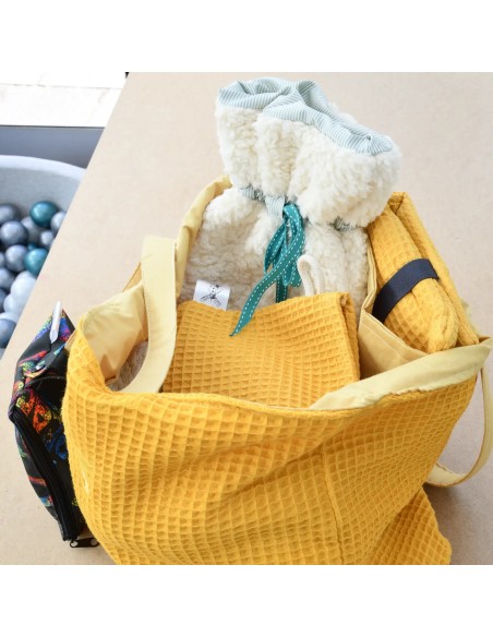 Personalisierte Waffel-Umhängetasche "Sonnengelb" | Mommy Bag - Nahaufnahme