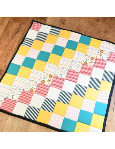 Patchwork Krabbeldecke 'Kunterbunte Entdeckerwelt' | personalisierbar - Verarbeitung im Detail
