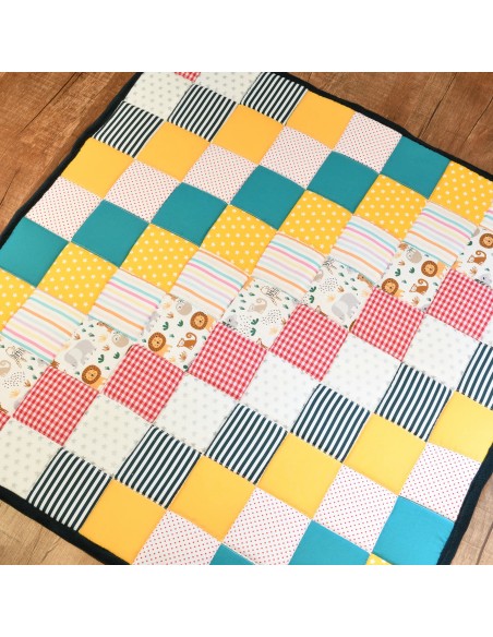 Patchwork Krabbeldecke 'Kunterbunte Entdeckerwelt' | personalisierbar - Stoffstruktur und Material