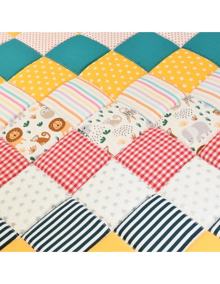 Patchwork Krabbeldecke 'Kunterbunte Entdeckerwelt' | personalisierbar - Seitenansicht