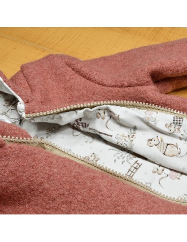Wollwalk Overall "Mäuseliebe" (Altrosa) mit niedlichem Baumwollfutter - Nahaufnahme