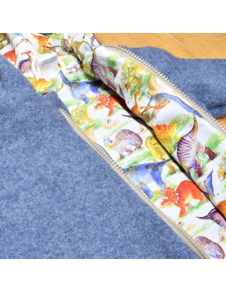 Wollwalk Overall "Dino-Abenteuer" (Blau) mit hübschem Baumwollfutter - Nahaufnahme