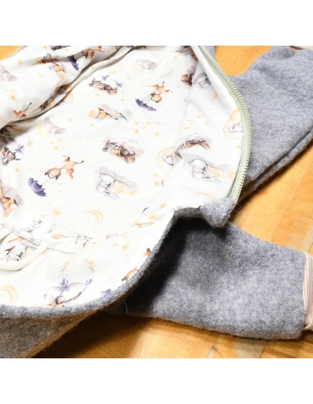 Wollwalk Overall "Gute Nacht" (Grau) mit süßen Baumwollfutter - Nahaufnahme