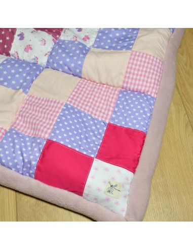 Patchwork Krabbeldecke 'Kunterbunte Entdeckerwelt' | personalisierbar - Verarbeitung im Detail