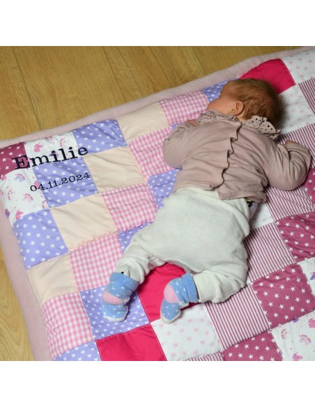 Patchwork Krabbeldecke 'Kunterbunte Entdeckerwelt' | personalisierbar - Handgemacht in Bayern