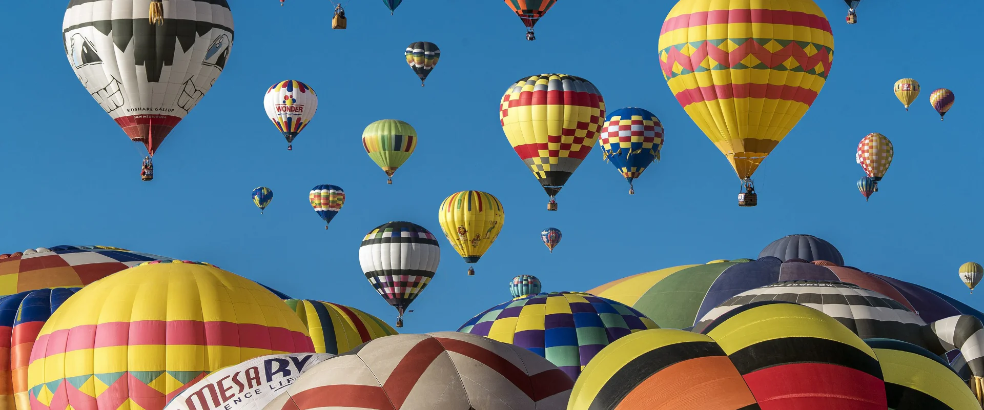 Ballons fliegen am Himmel