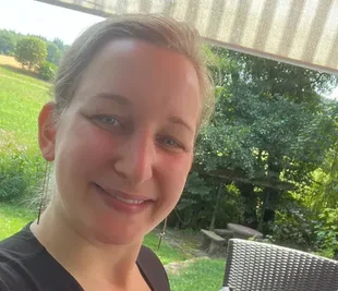 Lena-Marie Schneider, Gründerin von kleine mühle, im eigenen Garten
